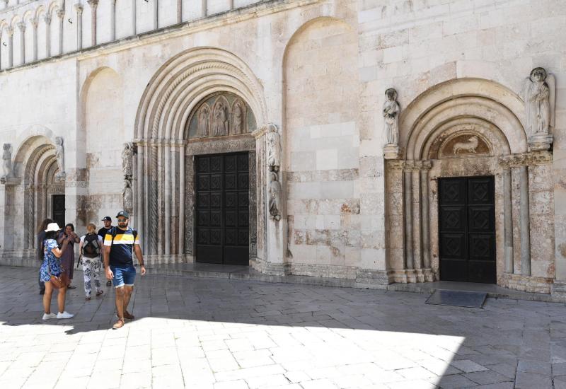 Ulaz u zadarsku katedralu sv. Stošije odnedavno se počeo prvi put naplaćivati - Zadar počeo naplaćivati ulaz u katedralu: Za strance, i vjernike i nevjernike, naplata, a domaći - besplatno!